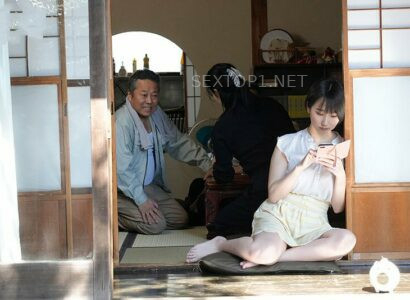 Cháu gái về quê với mẹ bị ông chú cứ nhìn với ánh mắt tà dâm